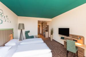 TV at/o entertainment center sa Park Inn by Radisson Neumarkt