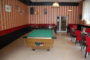 Biliár nebo kulečník v ubytování Hotel Słupsk