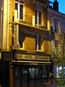 uma placa de bar do restaurante do hotel em frente a um edifício em Le Bannier Hotel Restaurant em Orléans