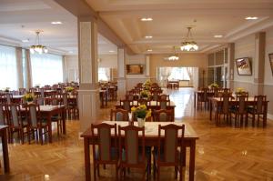 una grande sala banchetti con tavoli e sedie di Hotel Słupsk a Słupsk