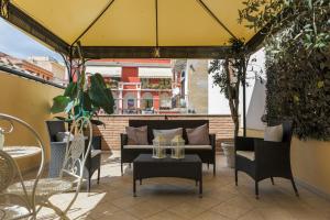 un patio con sedie e un tavolo sul balcone. di Wonderful Apartment in the City Centre - Big Terrace & WiFi a Cagliari