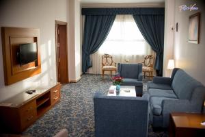 TV a/nebo společenská místnost v ubytování Rehana Plaza Hotel