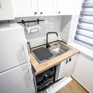 A kitchen or kitchenette at Apartman277 Palić