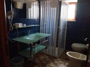 bagno con lavandino verde e servizi igienici di Hotel Mercede 2 a San Felice Circeo