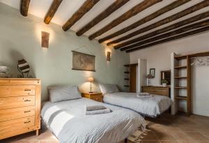 2 Einzelbetten in einem Zimmer mit Holzdecken in der Unterkunft Casa Mundo - 16th century traditional white village house with pool in Pinos del Valle + 70 Fotos