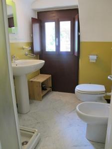 Oliveto medieval setting في Castelbianco: حمام مع حوض ومرحاض