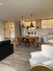 a kitchen and living room with a table and chairs at Apartamento Windsor in Benalmádena