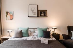 een slaapkamer met een bed met blauwe en grijze kussens bij Sommers Hotel Altes Posteck in Reichenbach im Vogtland
