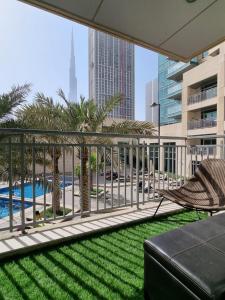 O vedere a piscinei de la sau din apropiere de Luxury studio at Downtown! Full Burj Khalifa View! Burj Views L