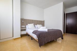 A bed or beds in a room at FUN BUILDING APARTMENTS by HOMEABOUT