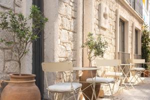 a row of chairs and tables in front of a building at LUPA ALAÇATI in Çeşme