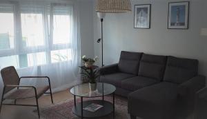 uma sala de estar com um sofá e uma mesa em La Casita Blanca em El Astillero