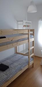 Katil dua tingkat atau katil-katil dua tingkat dalam bilik di La Casita Blanca