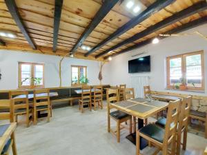 comedor con mesas y sillas de madera en Plitvice Ethno House, en Jezerce