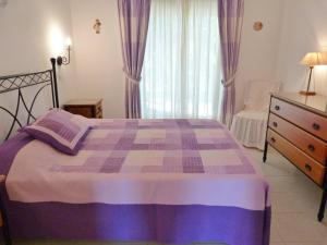 Un dormitorio con una cama y una cómoda y una ventana. en Casa Rosa Floresta, en Luz
