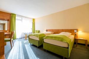 Postel nebo postele na pokoji v ubytování Schlosspark Hotel