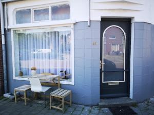 una mesa y sillas frente a una ventana en Studio Huzur en Deventer