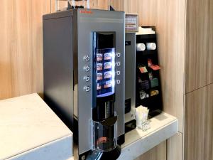 Comfort Inn Fukuoka Tenjin في فوكوكا: وجود ماكينة قهوة على كاونتر في المطبخ