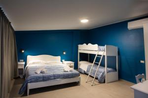 a bedroom with blue walls and two bunk beds at Le Coccole in Guardiaregia