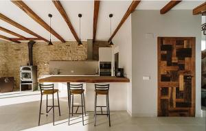 cocina con encimera y taburetes en una habitación en CASA SARTZALETA-Navarra-España, en Aramendía