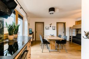 Kuchnia lub aneks kuchenny w obiekcie Alm Appartements ZellamSee