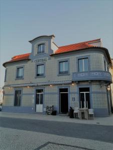 un edificio sul lato di una strada di Pensão Central ad Aveiro