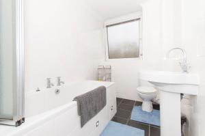 A bathroom at Aberdeen Quiet City Apartment, Ferryhill