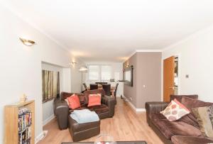 a living room with two couches and a table at Aberdeen Quiet City Apartment, Ferryhill in Aberdeen