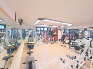 Villaggio Mare Blu في فييستي: رجل يتدرب في صالة رياضية مع أوزان