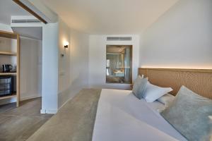 Giường trong phòng chung tại Sofia Alcudia Beach
