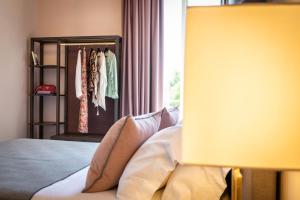 una camera con letto e finestra di Villa Masetta - Luxury Suites a Mondello