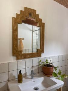 y baño con lavabo y espejo. en The Wild Olive Andalucía Palma Guestroom, en Casares