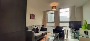 A seating area at One Bed Serviced Apartment Moorgate