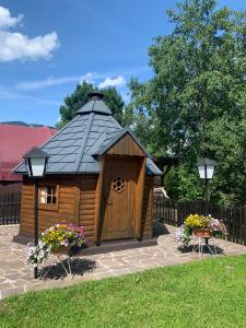 małą drewnianą kabinę z czarnym dachem w obiekcie Saunahaus Gröbming w mieście Gröbming +12 zdjęć