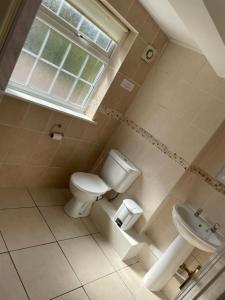 ein Badezimmer mit Toilette und Waschbecken in der Unterkunft Sweetpea Cottage - Sleeps 5 Parking & Pets Ok in Louth + 12 Fotos