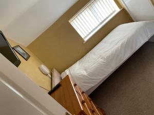 um pequeno quarto com uma cama e uma janela em Sweetpea Cottage in Louth em Louth