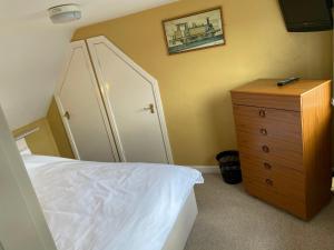 Giường trong phòng chung tại Rain Hill Cottage in Louth