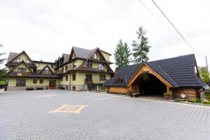 a large house with a parking lot in front of it at U Haliny in Biały Dunajec