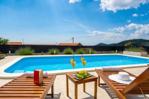 Bazén v ubytování Villa Terra with heated pool nebo v jeho okolí