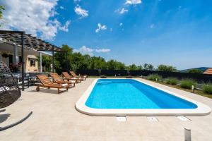 Bazén v ubytování Villa Terra with heated pool nebo v jeho okolí