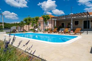 Bazén v ubytování Villa Terra with heated pool nebo v jeho okolí