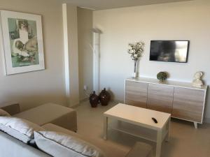 uma sala de estar com um sofá e uma mesa em Very beautiful modern 2-Bed Apartment in Javea em Xàbia