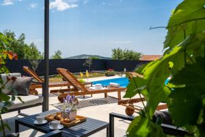 Bazén v ubytování Villa Terra with heated pool nebo v jeho okolí