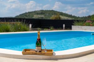 Bazén v ubytování Villa Terra with heated pool nebo v jeho okolí