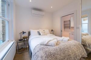 Säng eller sängar i ett rum på Luxury 2 bed apartment with sw facing terrace