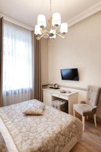En eller flere senge i et værelse på Royal mini-apart hotel on Rynok Square