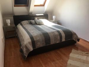 מיטה או מיטות בחדר ב-Noemi Apartman