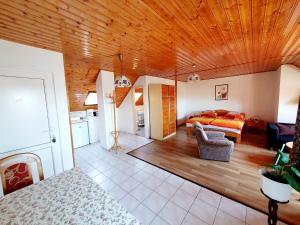 Postel nebo postele na pokoji v ubytování Nemes Apartmanház