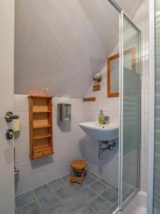 a bathroom with a sink and a shower at Gästehaus Pointner in Gars am Kamp