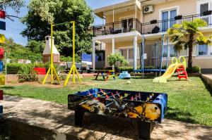 un patio con parque infantil y equipo de juegos en Apartments Ante, en Vodice
